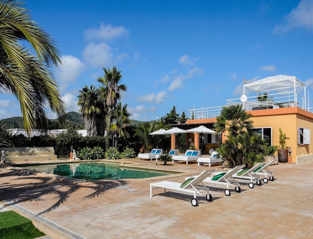 Modern Villa With Pool Near Town