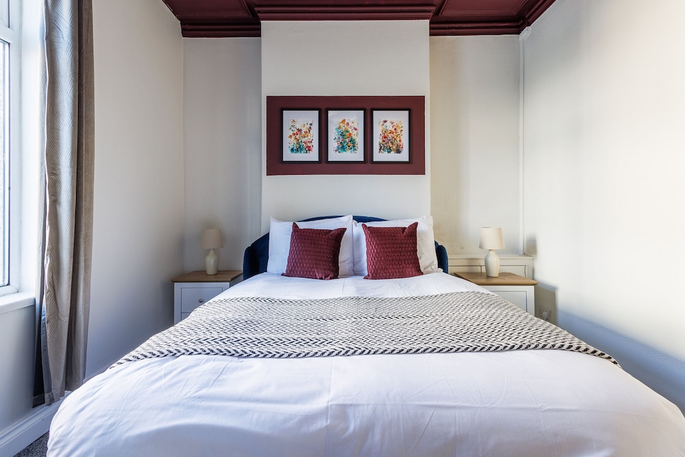 Darlington 4Bd Home: Modern Comfort & Free Parking