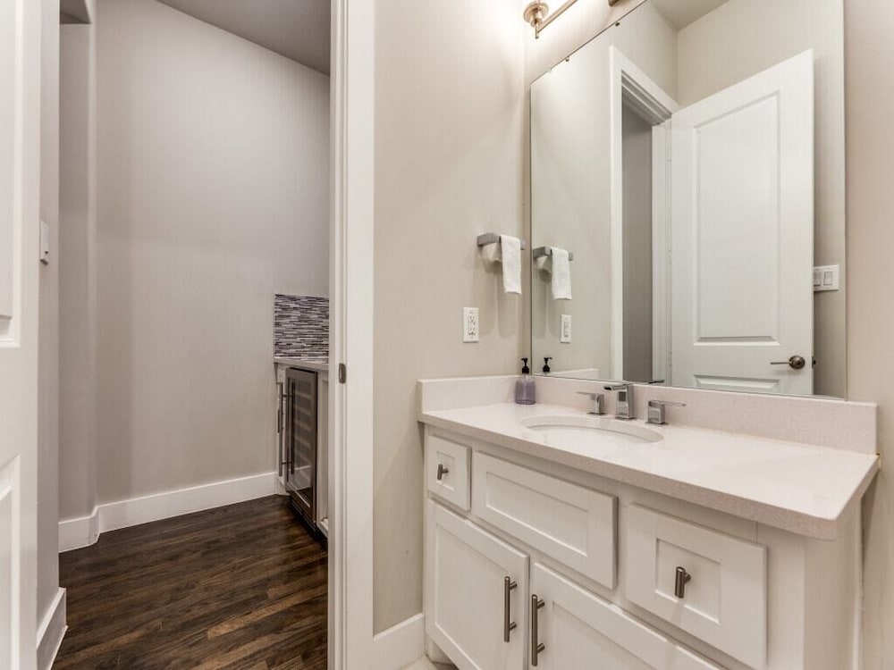 Cozysuites Uptown 3BR King Beds Skyline View