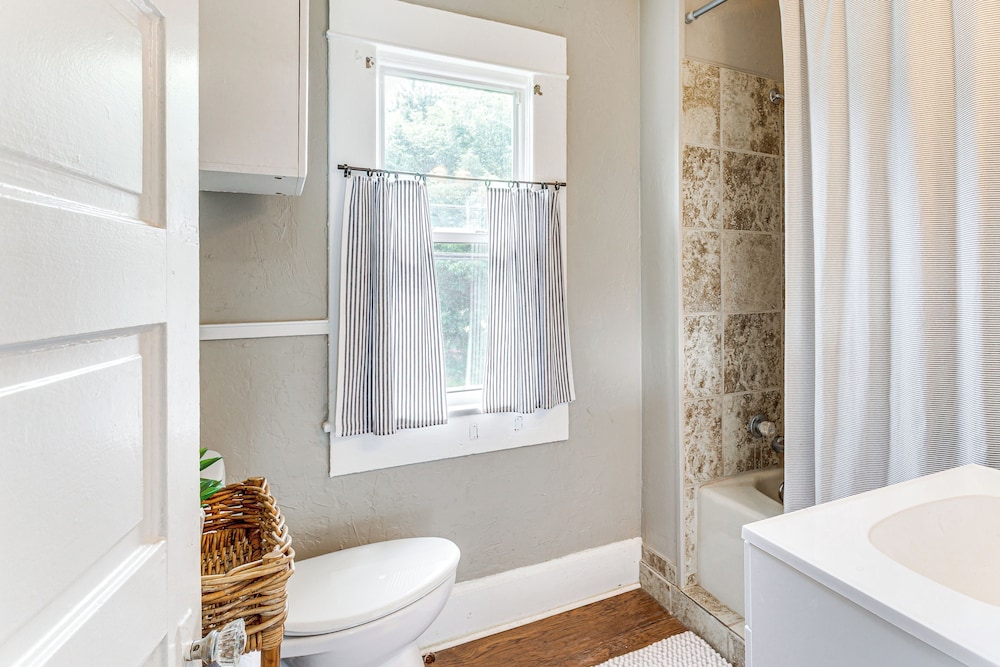 Walk to Downtown: Historic Guthrie Home on Mansur