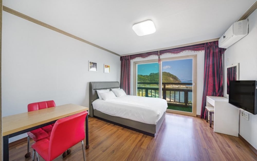 Geojedo Ocean View Dumo Mongdol Pension