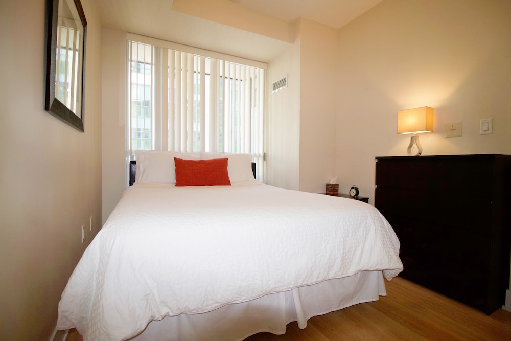 Livingsuites Toronto - 20 Blue Jays Way - Image 4