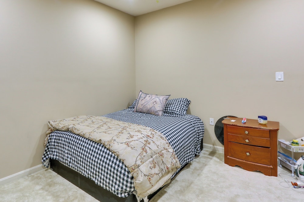 Clarksburg Getaway Near DC + Baltimore Sights!