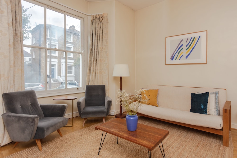 Newly Renovated 3 Bedroom Apartment in North West London