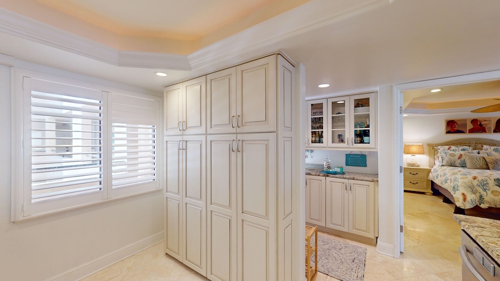Sandarac 502b: Beachfront 3br Condo W/ Pool & Views 3 Bedroom Condo