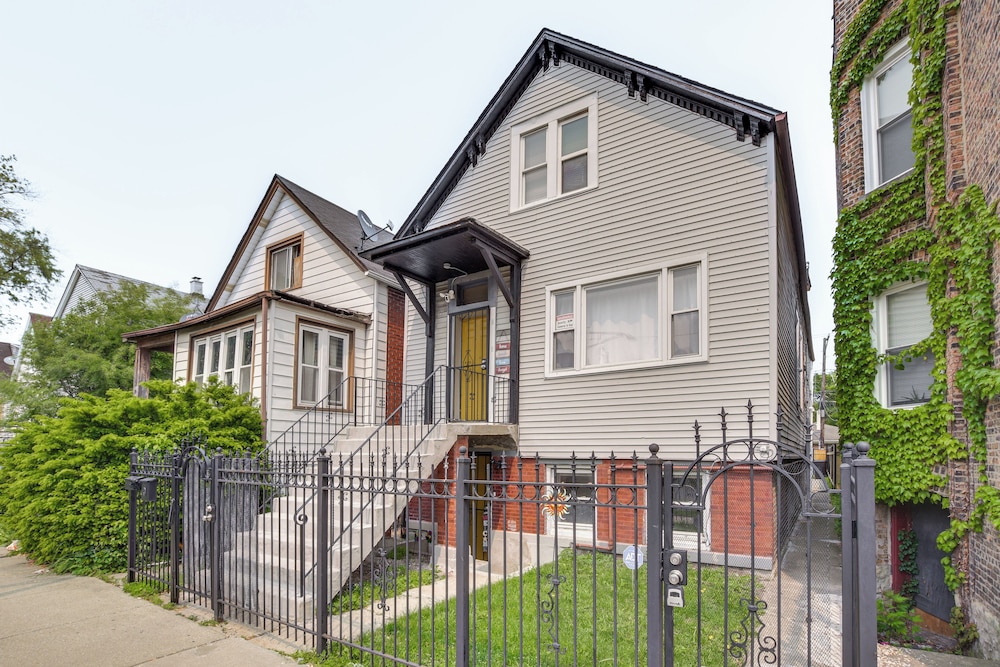 < 2 Mi to Uchicago: Pet-friendly Getaway w/ Yard
