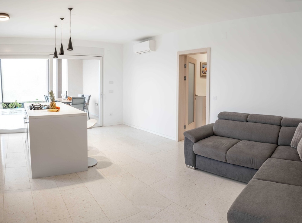 Spacious Povljana Apartment With Sea View and Terrace