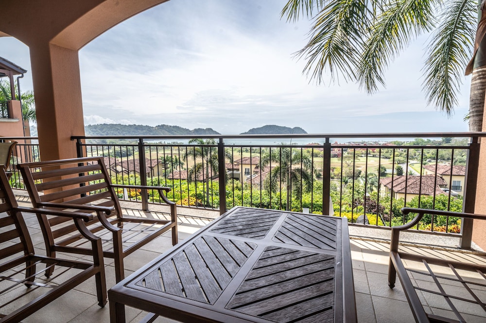 CR Luxury Los Sueños Condos