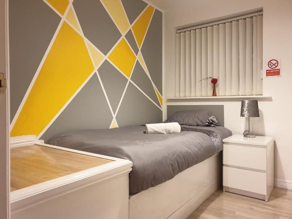 Charming Liverpool Home With Gardens and Parking