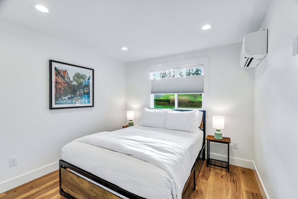 Sunny 3BR Retreat Near Everet Waterfront