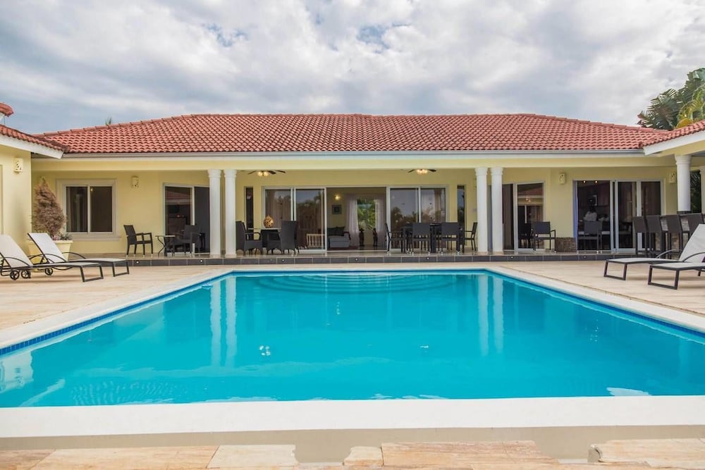 Private Villa! All Bedrooms /w TVs and in Livingroom