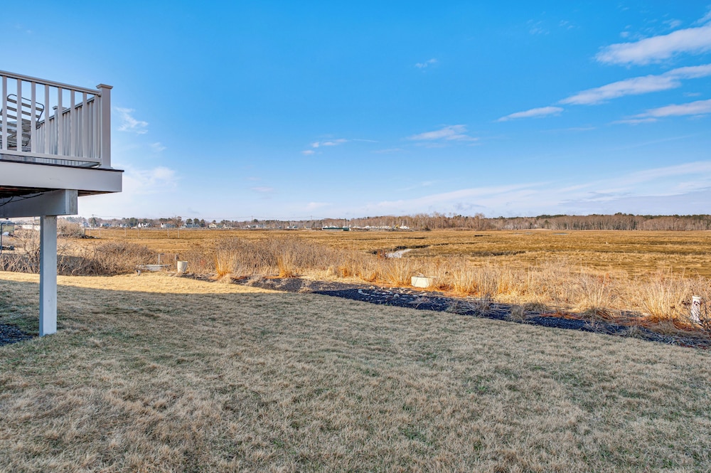 Walk to Rye Harbor State Park: Home w/ Ocean Views