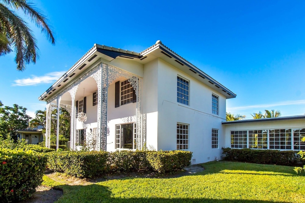 Chateau Hollywood Luxury Home & Pool near Hollywood Broadwalk