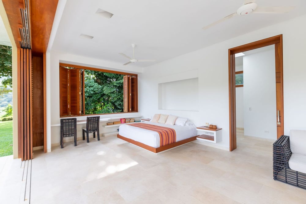 w Glowing 4BR Villa w Pool at Mesa de Yeguas