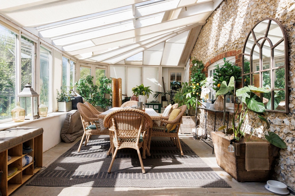 Enchanting 4BD Cottage Lodge Nr Eartham Wood view 2