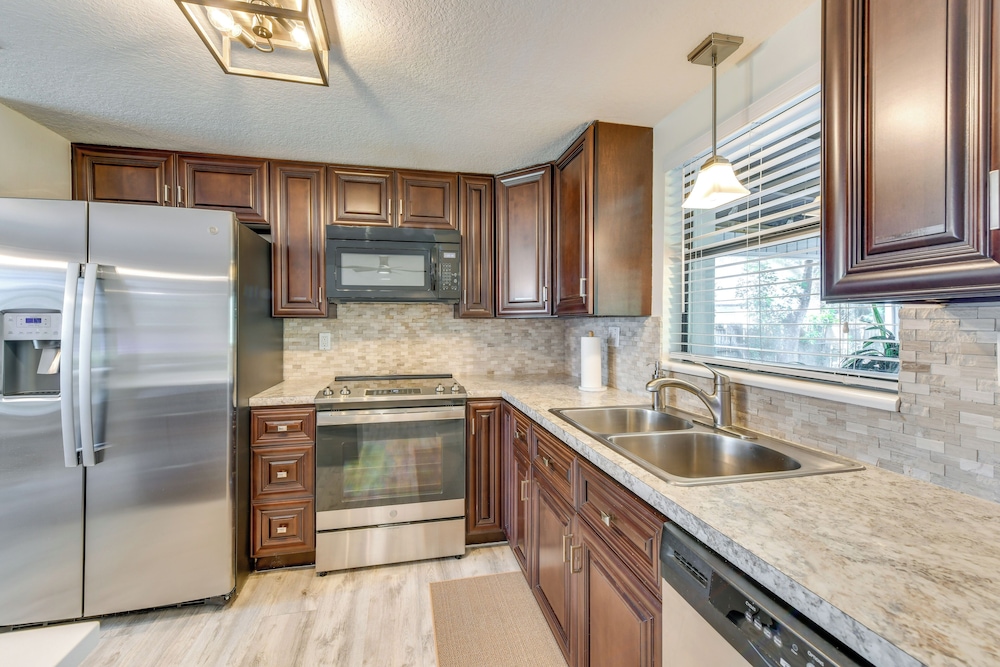 Near Beaches + Downtown: Sarasota Home w/ Lanai