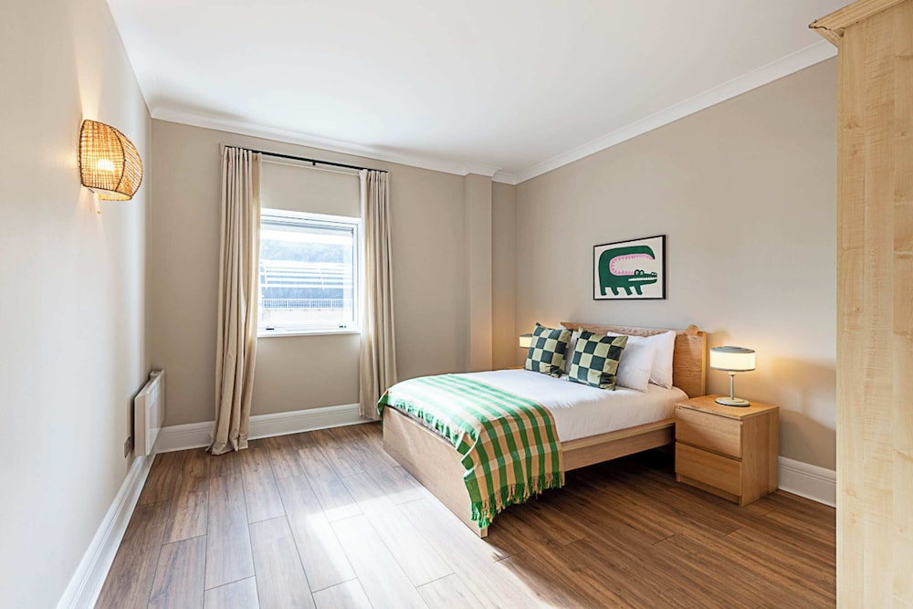 Bright and Stylish Riverside Haven in Canary Wharf