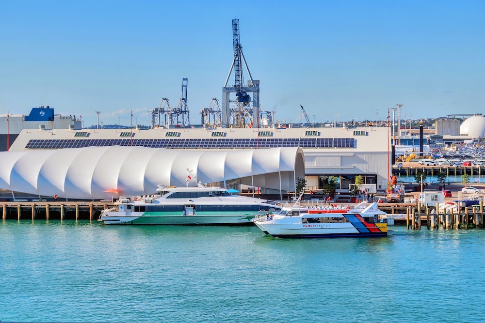 Stunning Harbour & City View Studio