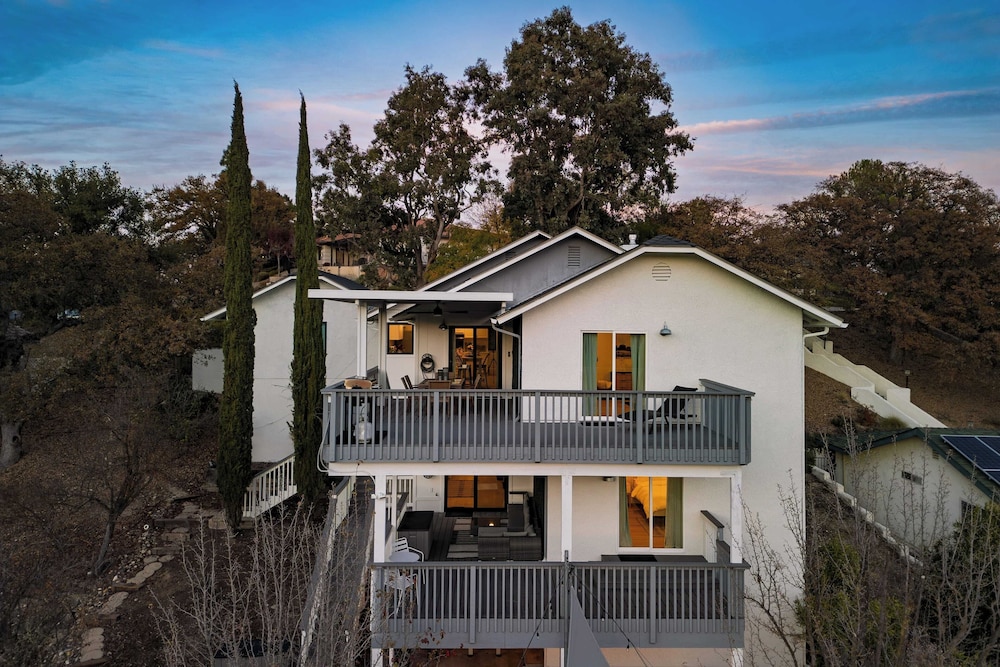 Terrace Hill Modern Paso Robles Escape Near Wineries, Dining, and Hot Springs