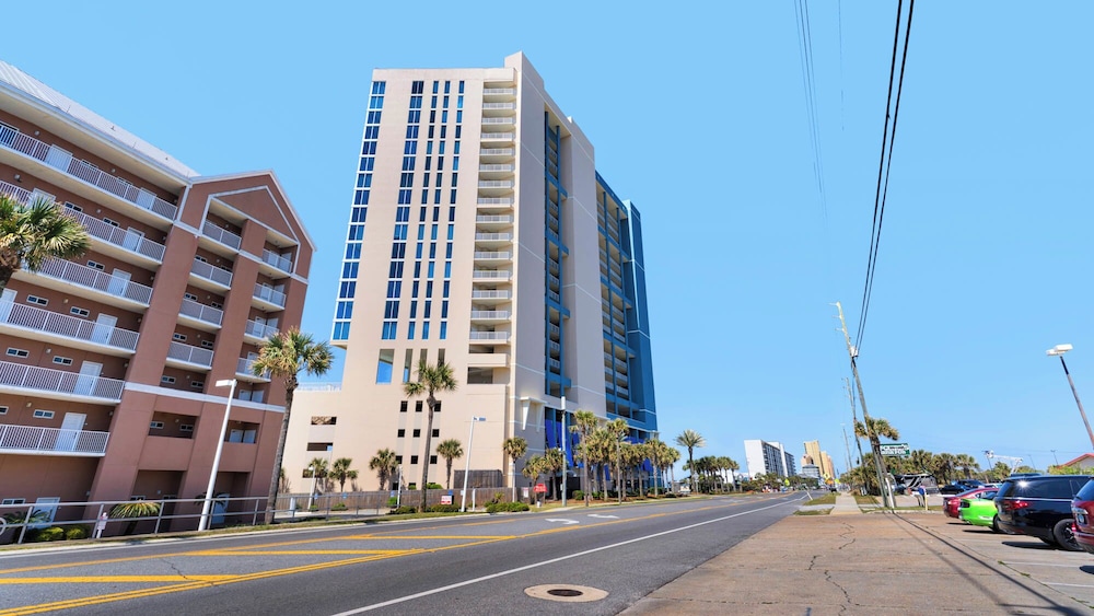 2BR Gulf Front Condo w/ Pool, Gym, Hot Tub + Free Attraction Tickets!