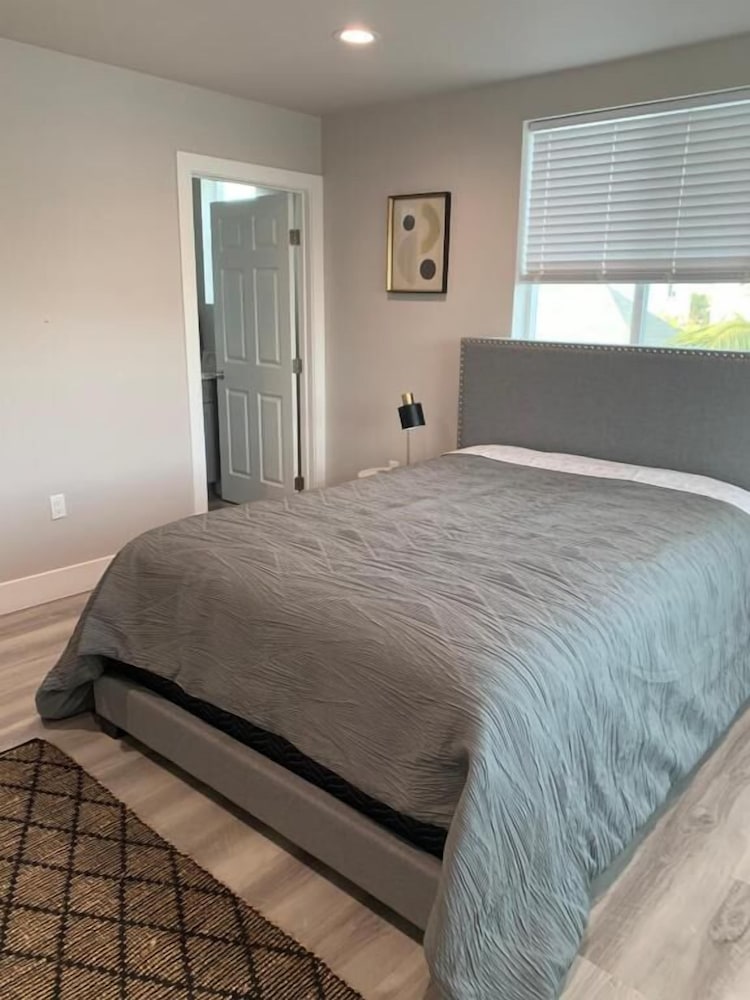 Modern LA Stay – Private Room & Bathroom