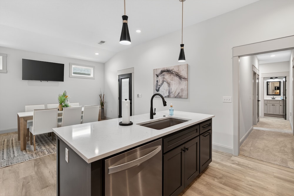 Plush & Roomy - Perfect For All Ages Near Ku & Kc 3 Bedroom Duplex