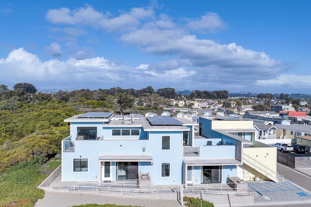 Beachfront 2BR w/ Deck, Views & Direct Sand Access Strand Way A
