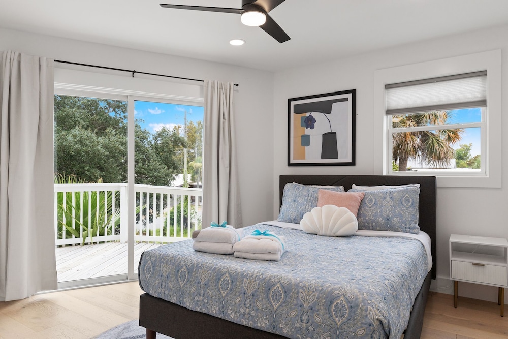Seas & Greetings! 5BR 4BA House! Elegant Coastal Living Near the Shore