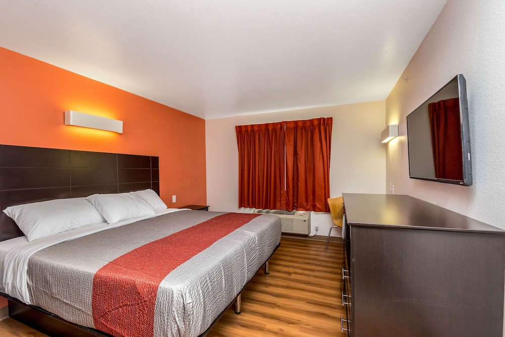 Motel 6 Peoria, IL