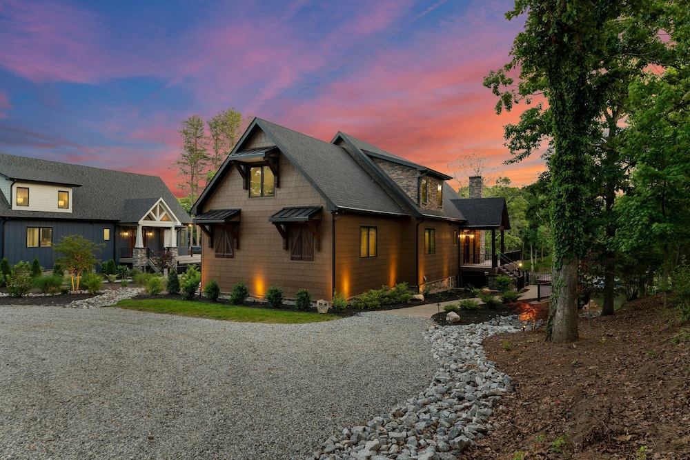 Black Bear Lodge by Avantstay Lakefront Dock Pool Theater Sleeps 20