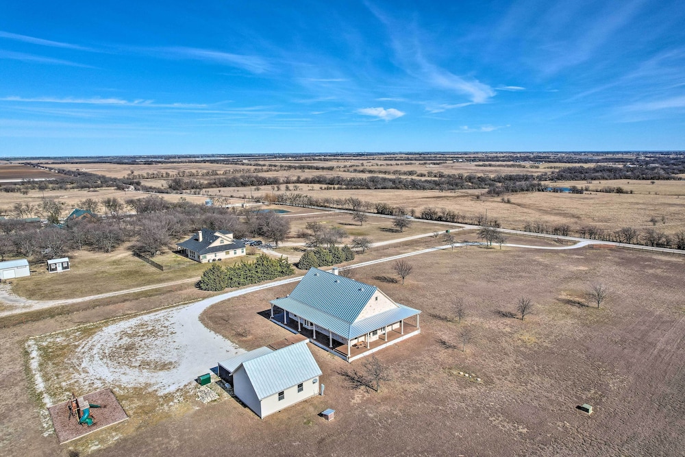 8 Mi to White Rock Lake: Spacious Krum Home