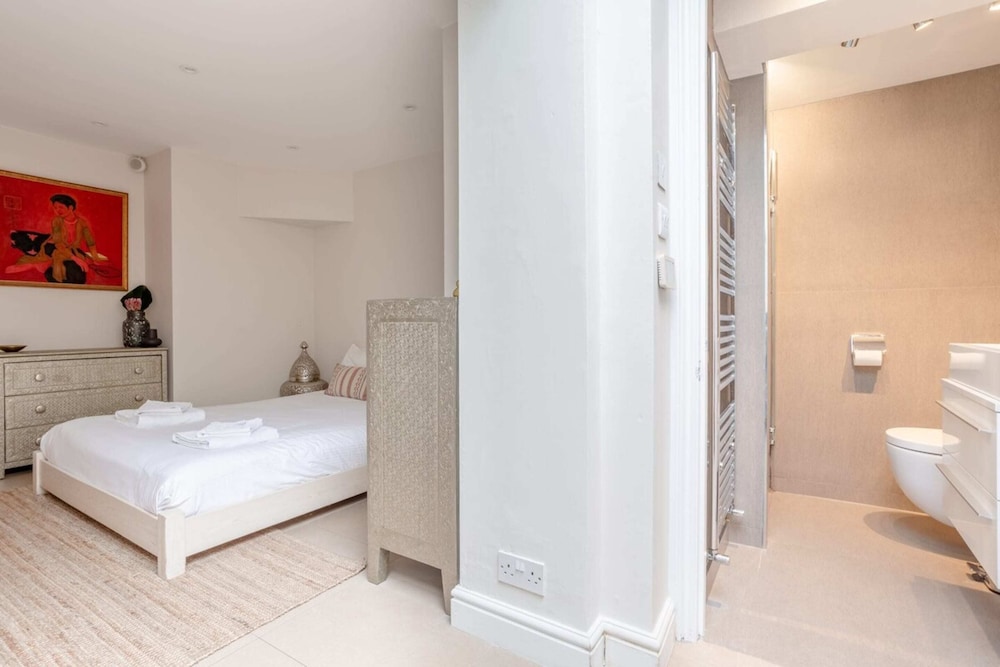 Charmingly Unique and Recently Refurbished Watchman's Lodge in Camden Town