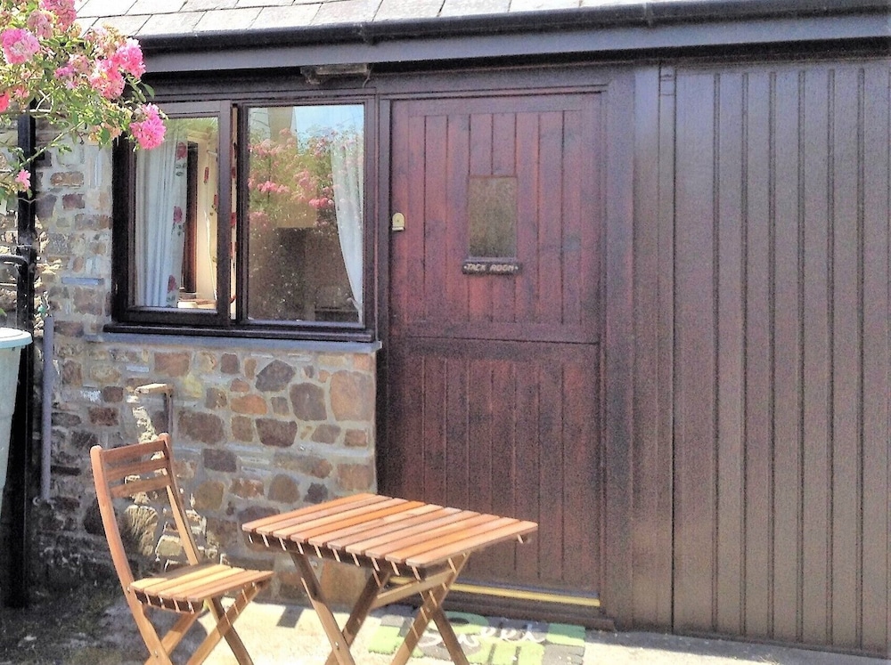 The Tack Room - a Comfy Cabin in North Devon view 5