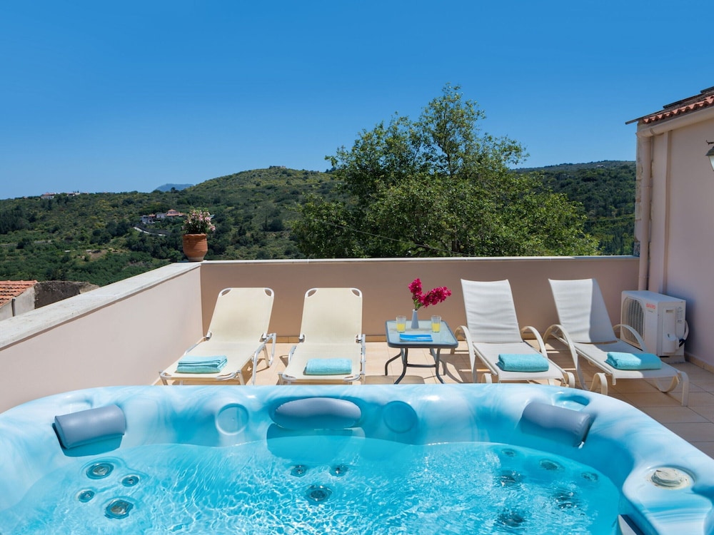 Cozy Holiday Home With Pool and Whirlpool in Maheri