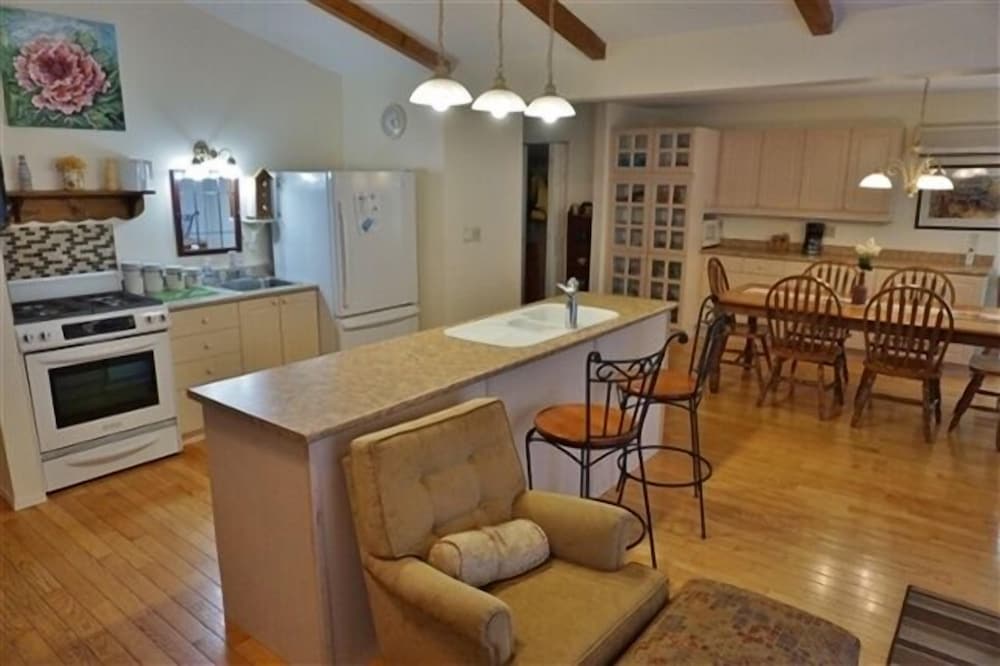 457 Lake St Peter 3 Bedroom Cottage