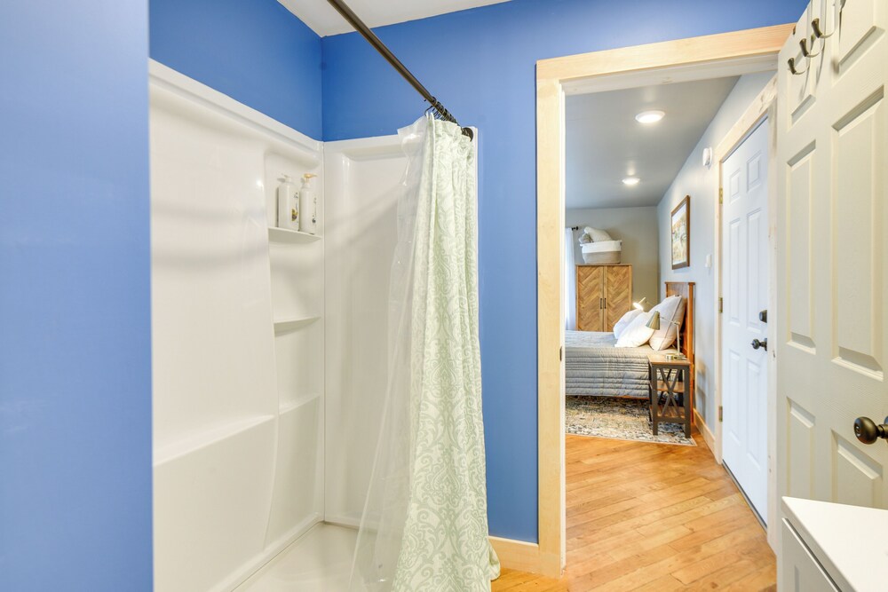 Meredith Studio Near Downtown: Hike, Swim, Ski!