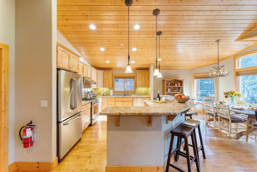 Washoe Chalet by Avantstay Game Room, Hot Tub, Putting Green & Fire Pit