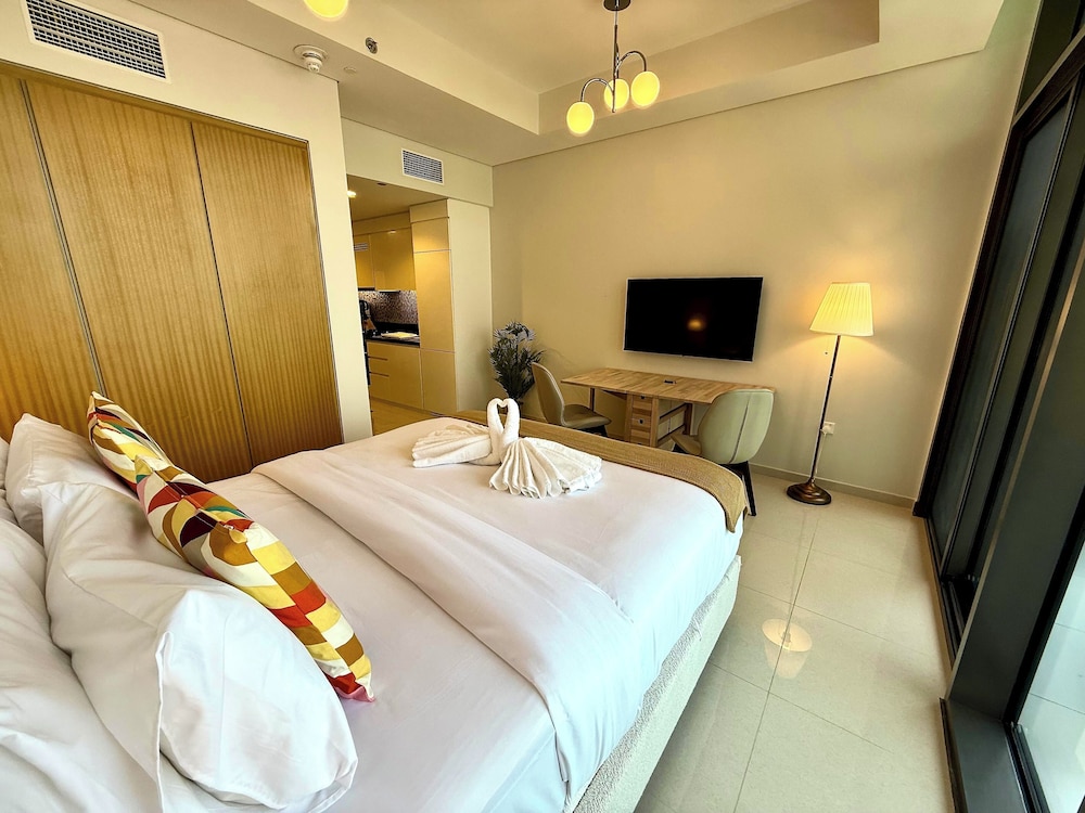 Lux BnB Aykon Tower