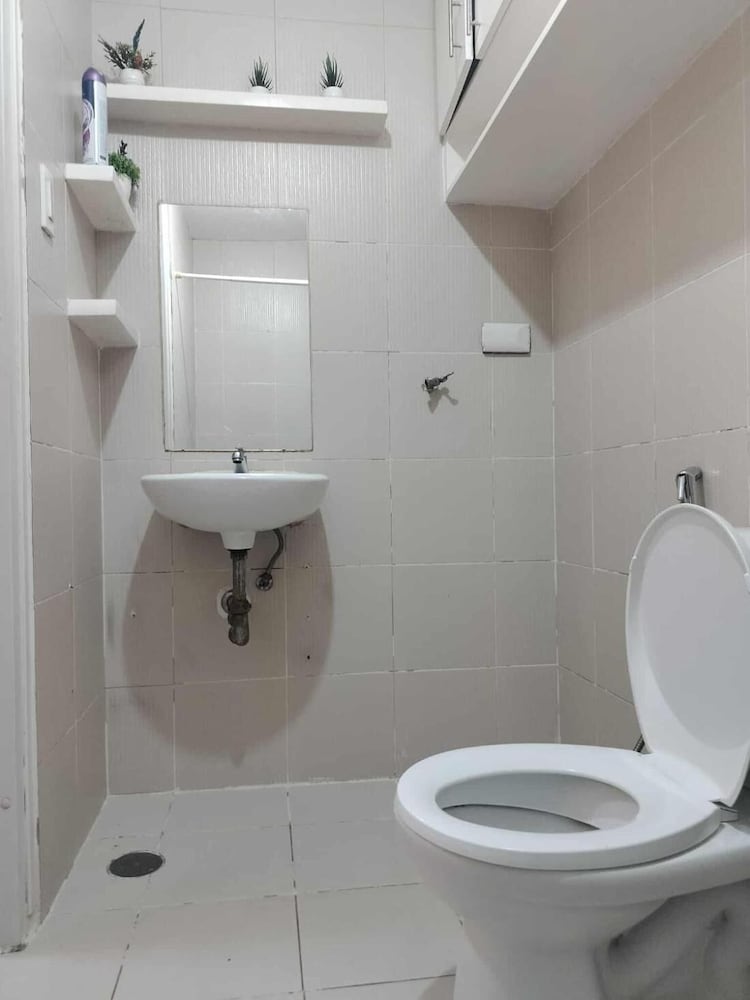 Spacious 1-bedroom Condo in Quezon City With Private Pool