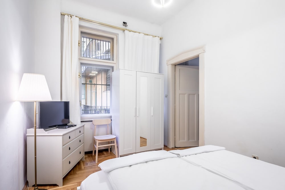 Huge Apartment in the city center view 4