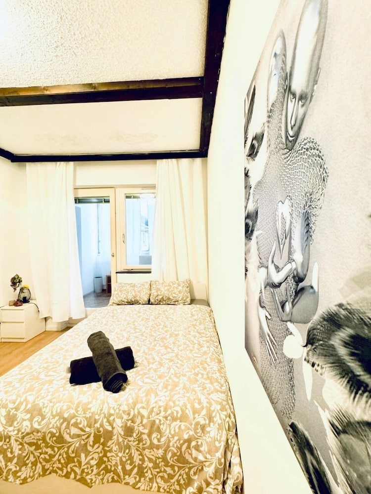 7 private Rooms in a spacious Villa