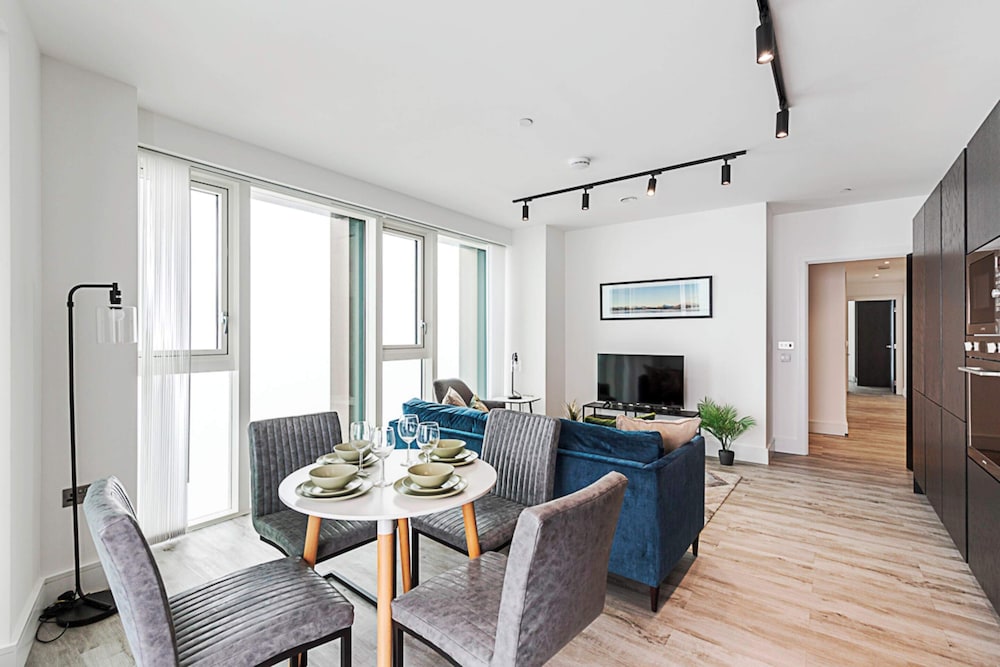 Modern Flat With City View in Acton
