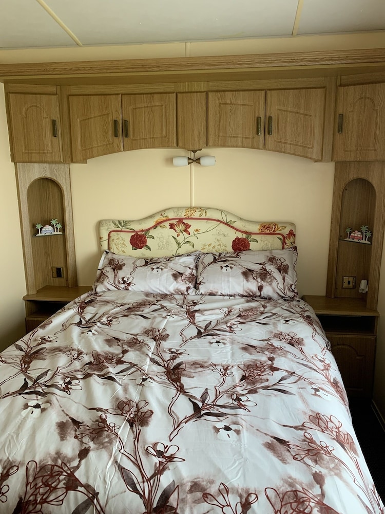 Remarkable 2-bed Caravan in Ingoldmells view 2