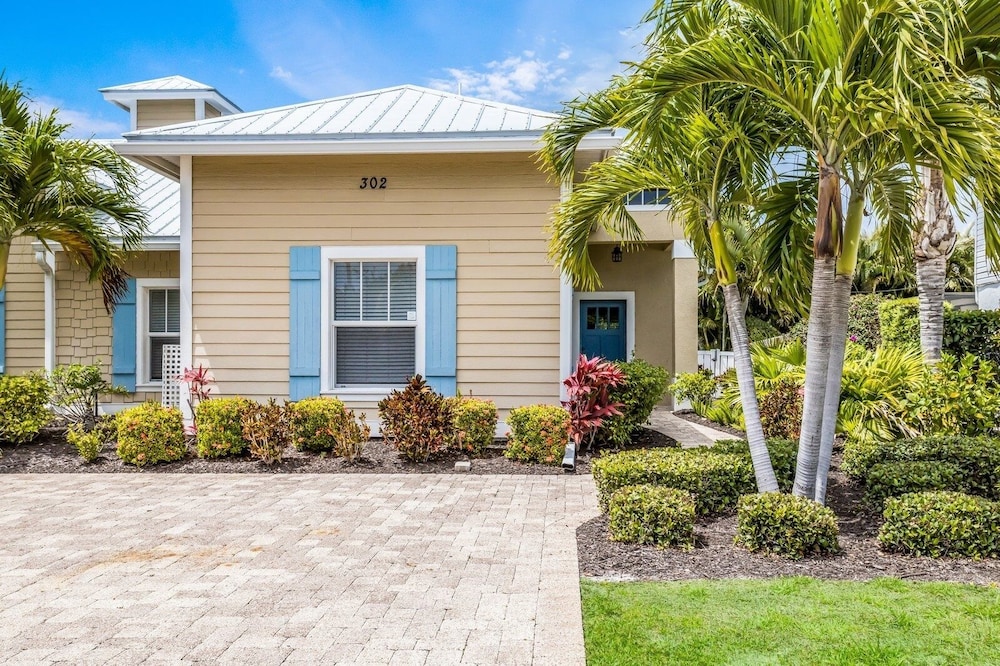 Sapphire Beach House 3 Bedroom Villa by RedAwning view 5