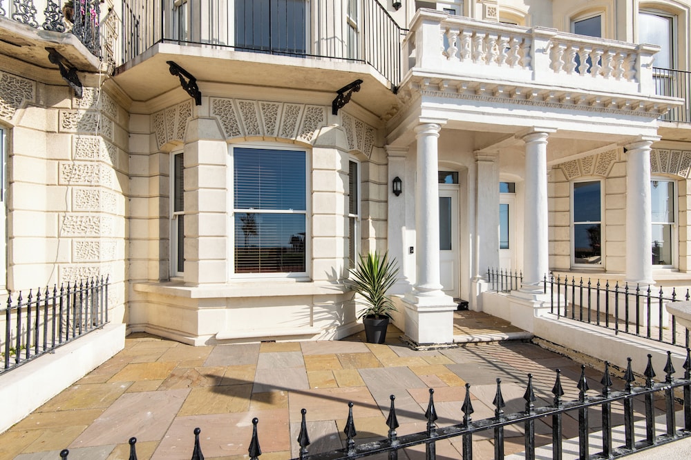 Stunning 2 Bed Apartment on the beach by Urban Roost