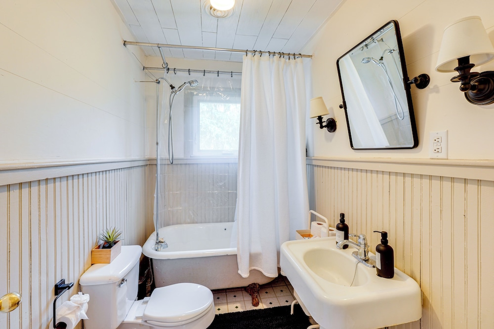Historic Catskills Farmhouse Cottage by Belleayre