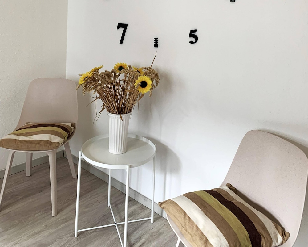 Spacious Flat Near Hiking Trails