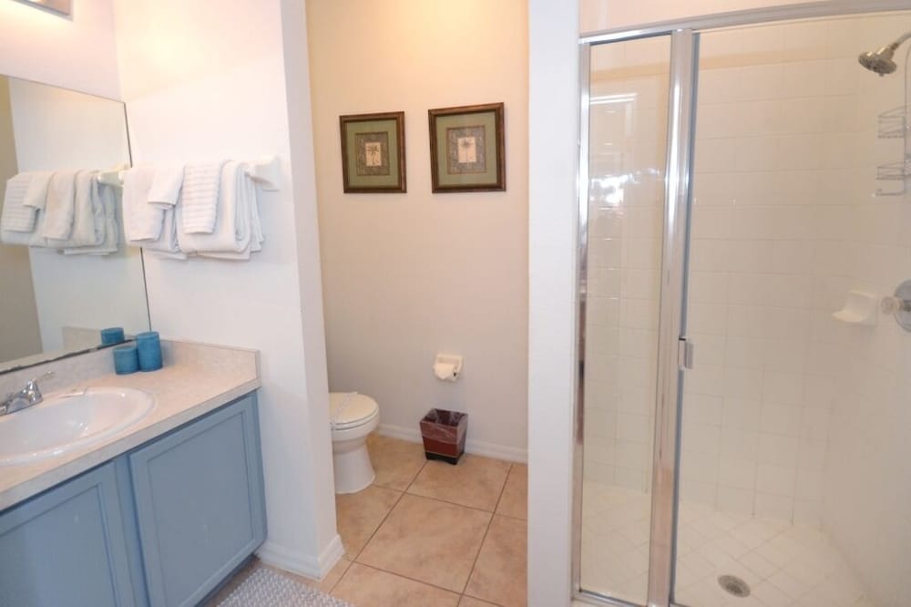 Beautiful 5 Bedroom Home With Large South-facing Pool