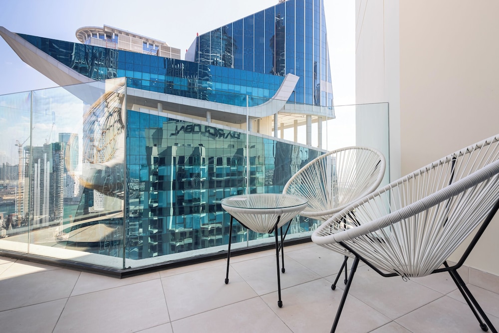 SIMPLY COMFORT Missoni Top Floor with Sea, Canal and Burj Khalifa Views