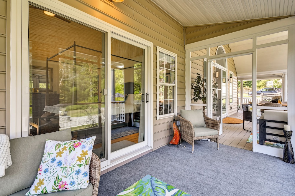 Mtn Views, Deck, Porches & Patio: Asheville Escape